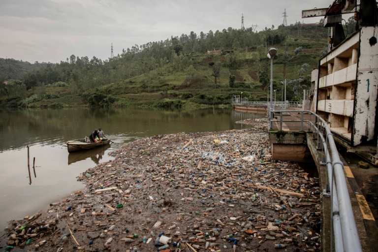 Découvrez la Qualité de l’Eau de la Rivière Ruzizi plastiques et autres polluants solides au Ruzizi I-Sddnature